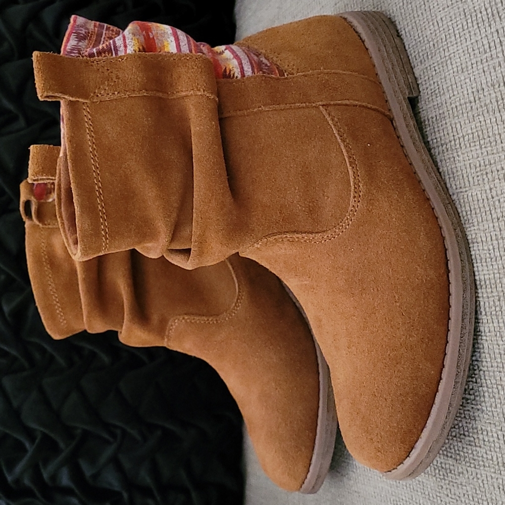 TOMS YOUTH LAUREL CINNAMON SUEDE SLOUCH BOOTIES